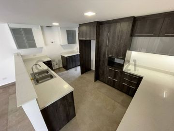 En venta casa con patio. Sector Tumbaco. El Arenal
