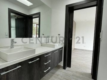 En venta casa con patio. Sector Tumbaco. El Arenal