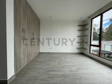 En venta casa con patio. Sector Tumbaco. El Arenal