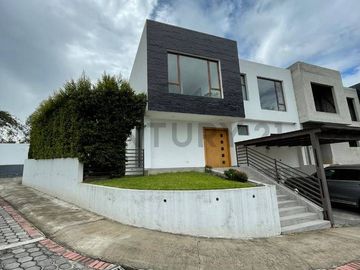 En venta casa con patio. Sector Tumbaco. El Arenal