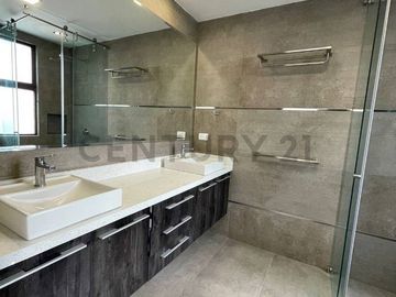 En venta casa con patio. Sector Tumbaco. El Arenal