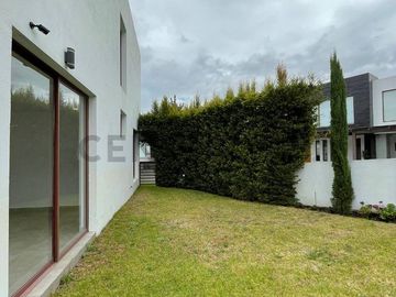 En venta casa con patio. Sector Tumbaco. El Arenal