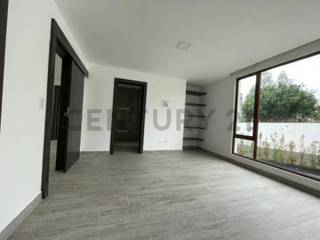 En venta casa con patio. Sector Tumbaco. El Arenal