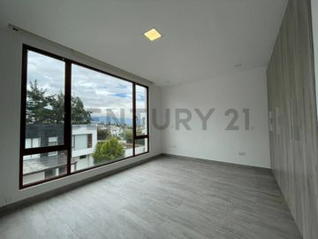 En venta casa con patio. Sector Tumbaco. El Arenal