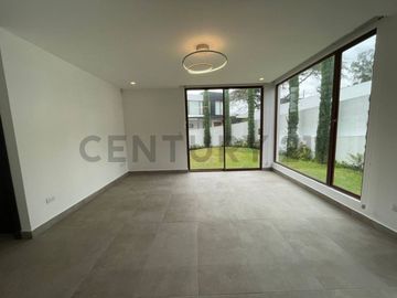En venta casa con patio. Sector Tumbaco. El Arenal