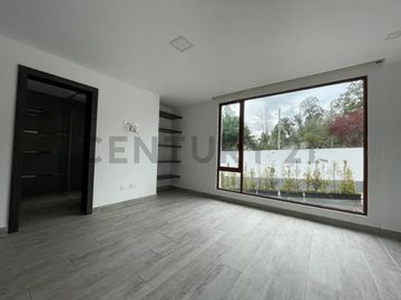 En venta casa con patio. Sector Tumbaco. El Arenal