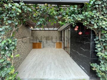 En venta casa con patio. Sector Tumbaco. El Arenal