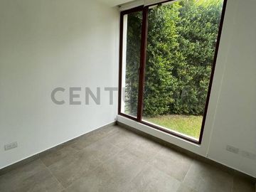 En venta casa con patio. Sector Tumbaco. El Arenal