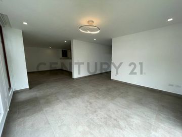 En venta casa con patio. Sector Tumbaco. El Arenal