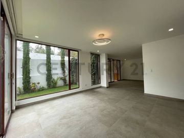En venta casa con patio. Sector Tumbaco. El Arenal