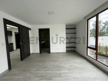 En venta casa con patio. Sector Tumbaco. El Arenal