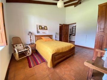 Pifo, 2 casas, 346 m2, terreno 3535 m2, parqueaderos