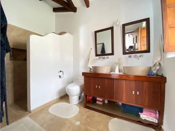 Pifo, 2 casas, 346 m2, terreno 3535 m2, parqueaderos