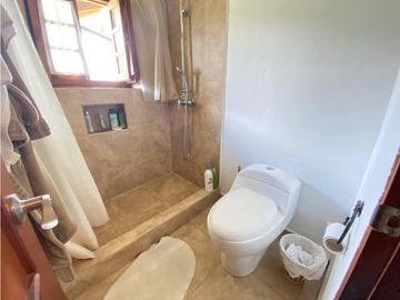 Pifo, 2 casas, 346 m2, terreno 3535 m2, parqueaderos