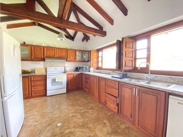 Pifo, 2 casas, 346 m2, terreno 3535 m2, parqueaderos