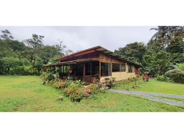 Mindo, Casa, 168 m2, terreno de 1840 m2, piscina, áreas verdes