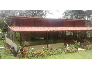 Mindo, Casa, 168 m2, terreno de 1840 m2, piscina, áreas verdes
