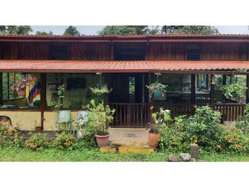 Mindo, Casa, 168 m2, terreno de 1840 m2, piscina, áreas verdes