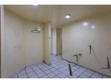 La Kennedy, Casa comercial en venta,  385 m2, 3 locales, 3 bodegas, 10 parqueaderos