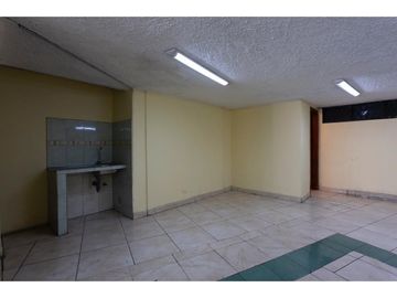 La Kennedy, Casa comercial en venta,  385 m2, 3 locales, 3 bodegas, 10 parqueaderos