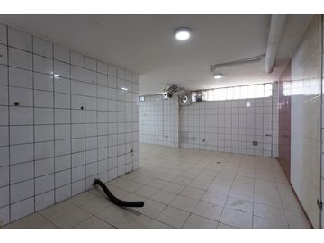 La Kennedy, Casa comercial en venta,  385 m2, 3 locales, 3 bodegas, 10 parqueaderos