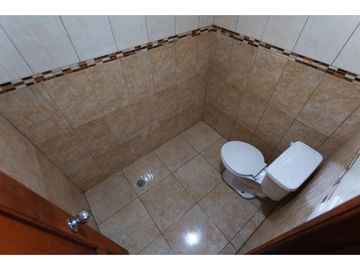 La Kennedy, Casa comercial en venta,  385 m2, 3 locales, 3 bodegas, 10 parqueaderos