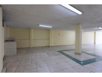 La Kennedy, Casa comercial en venta,  385 m2, 3 locales, 3 bodegas, 10 parqueaderos