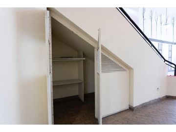 La Kennedy, Casa comercial en venta,  385 m2, 3 locales, 3 bodegas, 10 parqueaderos