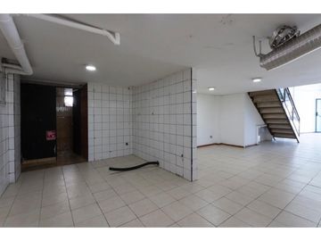 La Kennedy, Casa comercial en venta,  385 m2, 3 locales, 3 bodegas, 10 parqueaderos