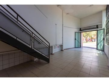 La Kennedy, Casa comercial en venta,  385 m2, 3 locales, 3 bodegas, 10 parqueaderos