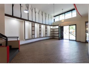 La Kennedy, Casa comercial en venta,  385 m2, 3 locales, 3 bodegas, 10 parqueaderos