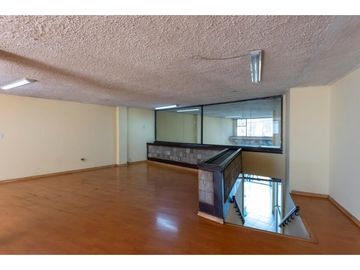 La Kennedy, Casa comercial en venta,  385 m2, 3 locales, 3 bodegas, 10 parqueaderos