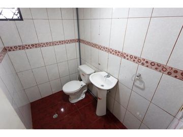 La Kennedy, Casa comercial en venta,  385 m2, 3 locales, 3 bodegas, 10 parqueaderos