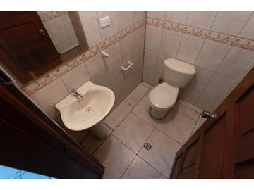 La Kennedy, Casa comercial en venta,  385 m2, 3 locales, 3 bodegas, 10 parqueaderos