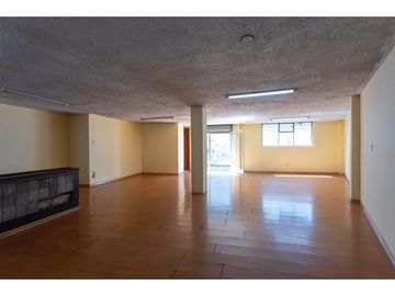 La Kennedy, Casa comercial en venta,  385 m2, 3 locales, 3 bodegas, 10 parqueaderos