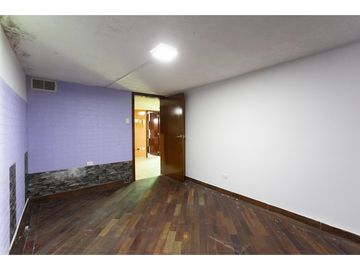 San Isidro del Inca, Casa rentera en venta, 296 m2, 5 departamentos, 2 locales, 1 parqueadero