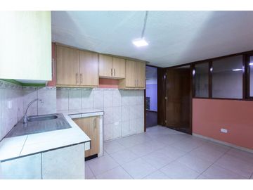 San Isidro del Inca, Casa rentera en venta, 296 m2, 5 departamentos, 2 locales, 1 parqueadero
