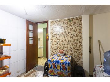 San Isidro del Inca, Casa rentera en venta, 296 m2, 5 departamentos, 2 locales, 1 parqueadero