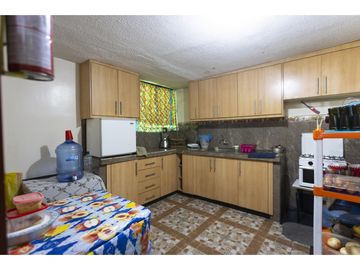 San Isidro del Inca, Casa rentera en venta, 296 m2, 5 departamentos, 2 locales, 1 parqueadero