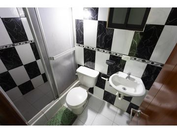 San Isidro del Inca, Casa rentera en venta, 296 m2, 5 departamentos, 2 locales, 1 parqueadero