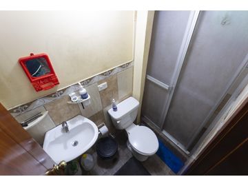 San Isidro del Inca, Casa rentera en venta, 296 m2, 5 departamentos, 2 locales, 1 parqueadero