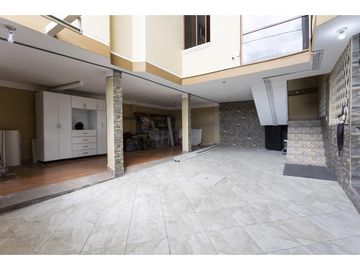 Guamani, Casa rentera en venta, 678 m2, 7 departamentos, local, 3 parqueaderos