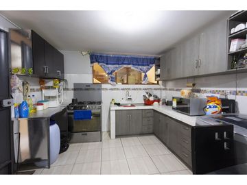 Guamani, Casa rentera en venta, 678 m2, 7 departamentos, local, 3 parqueaderos