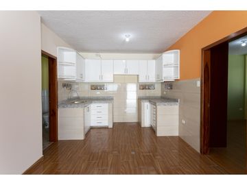 Calderón, Casa en venta, 197 m2, 2 habitaciones, 1 baño, 2 parqueaderos