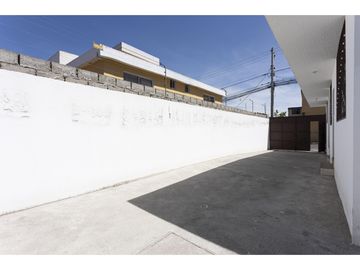 Calderón, Casa en venta, 197 m2, 2 habitaciones, 1 baño, 2 parqueaderos