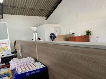 Sangolqui, Bodega en renta, 158 m2, 1 ambiente, 2 baños, 2 parqueaderos