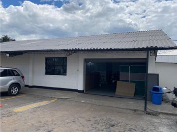 Sangolqui, Bodega en renta, 158 m2, 1 ambiente, 2 baños, 2 parqueaderos