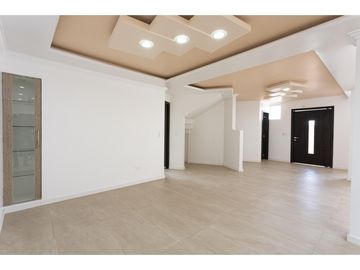 Nayón, Casa en venta, 207 m2, 3 habitaciones, 3 baños, 2 parqueaderos
