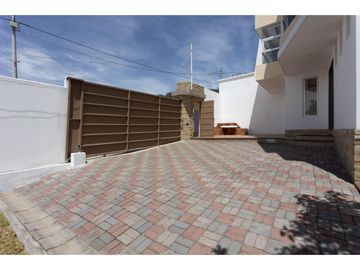 Nayón, Casa en venta, 207 m2, 3 habitaciones, 3 baños, 2 parqueaderos