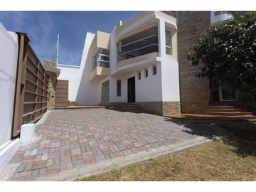 Nayón, Casa en venta, 207 m2, 3 habitaciones, 3 baños, 2 parqueaderos